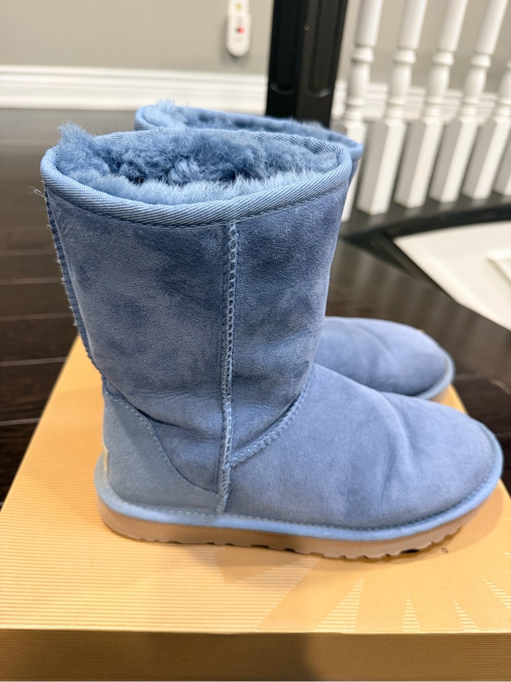 Uggs Classic Short Women's Blue Shearling Lined Winter Boots size 7